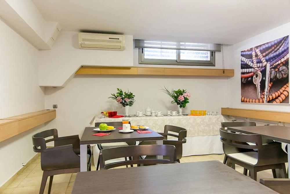 Aparthotel Bardon Castelldefels Kültér fotó