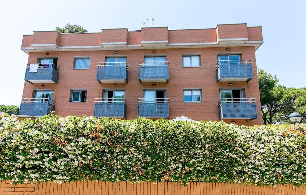Aparthotel Bardon Castelldefels Kültér fotó