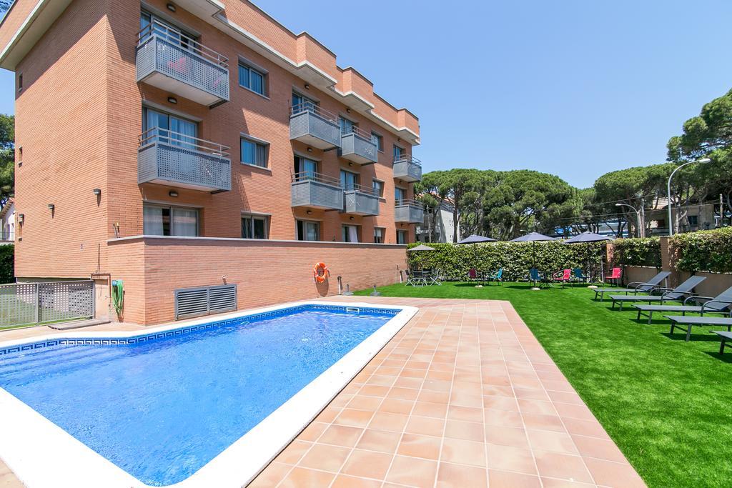 Aparthotel Bardon Castelldefels Kültér fotó