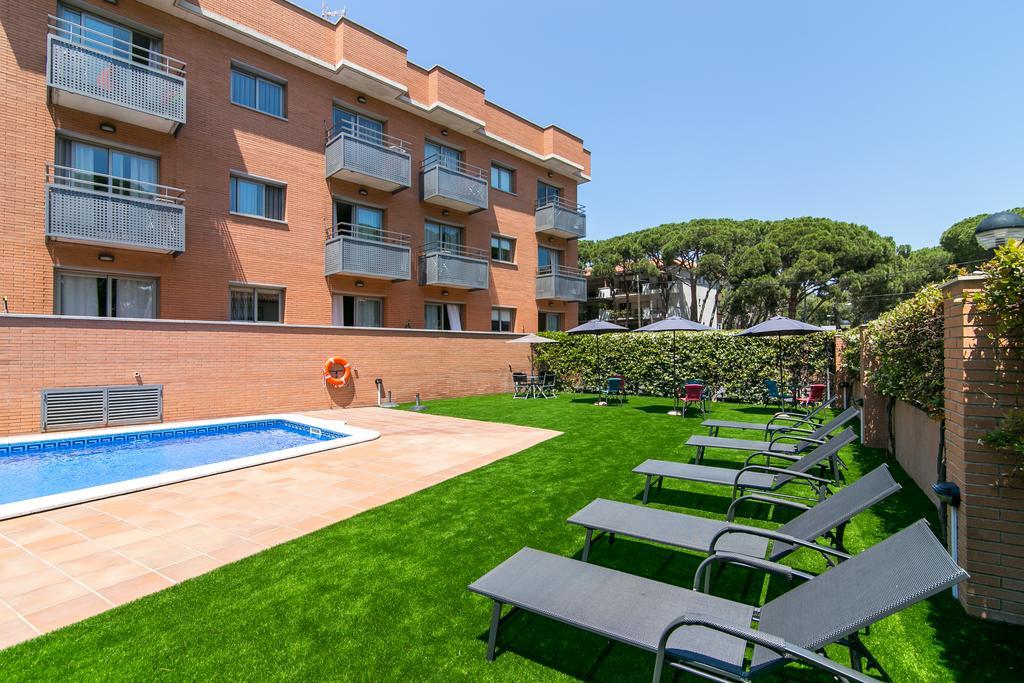 Aparthotel Bardon Castelldefels Kültér fotó