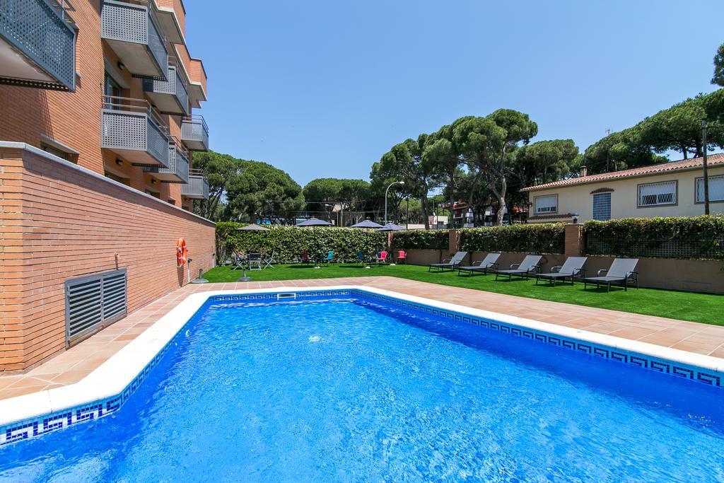 Aparthotel Bardon Castelldefels Kültér fotó