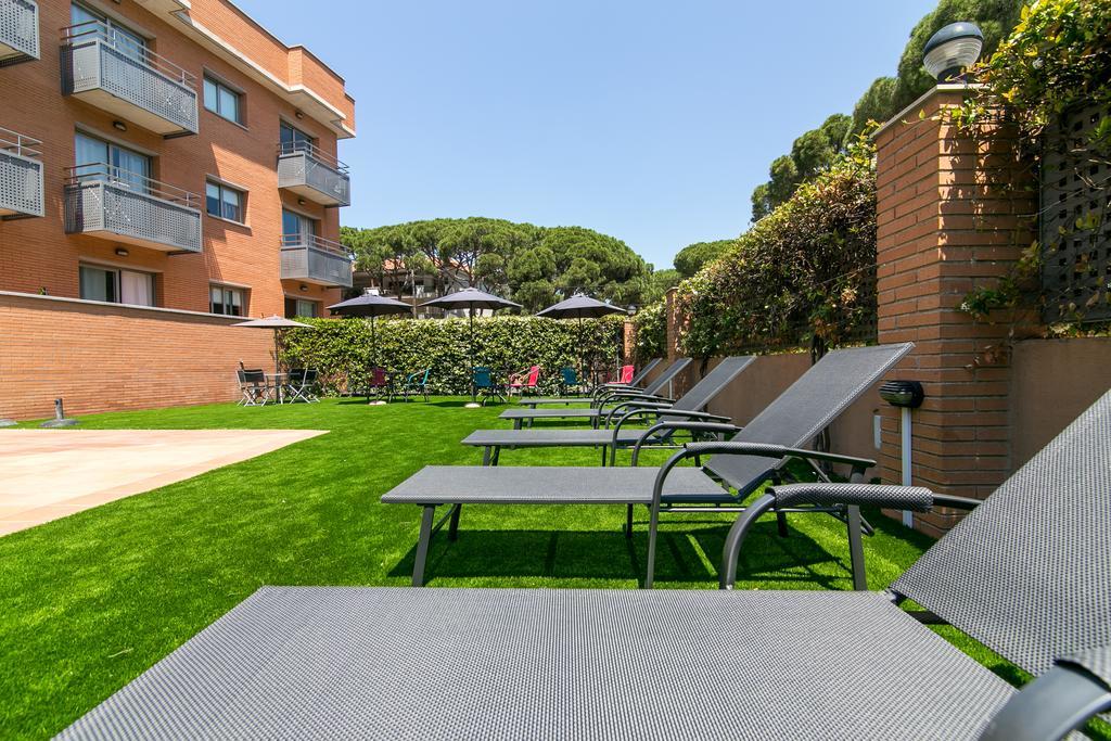 Aparthotel Bardon Castelldefels Kültér fotó