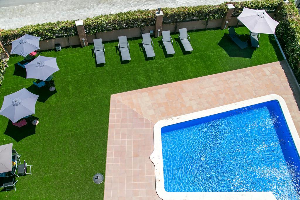 Aparthotel Bardon Castelldefels Kültér fotó