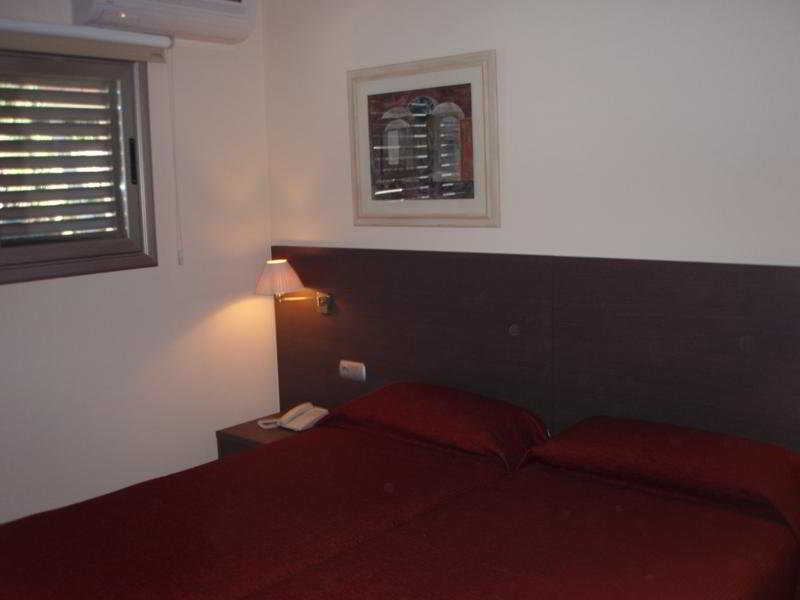 Aparthotel Bardon Castelldefels Kültér fotó