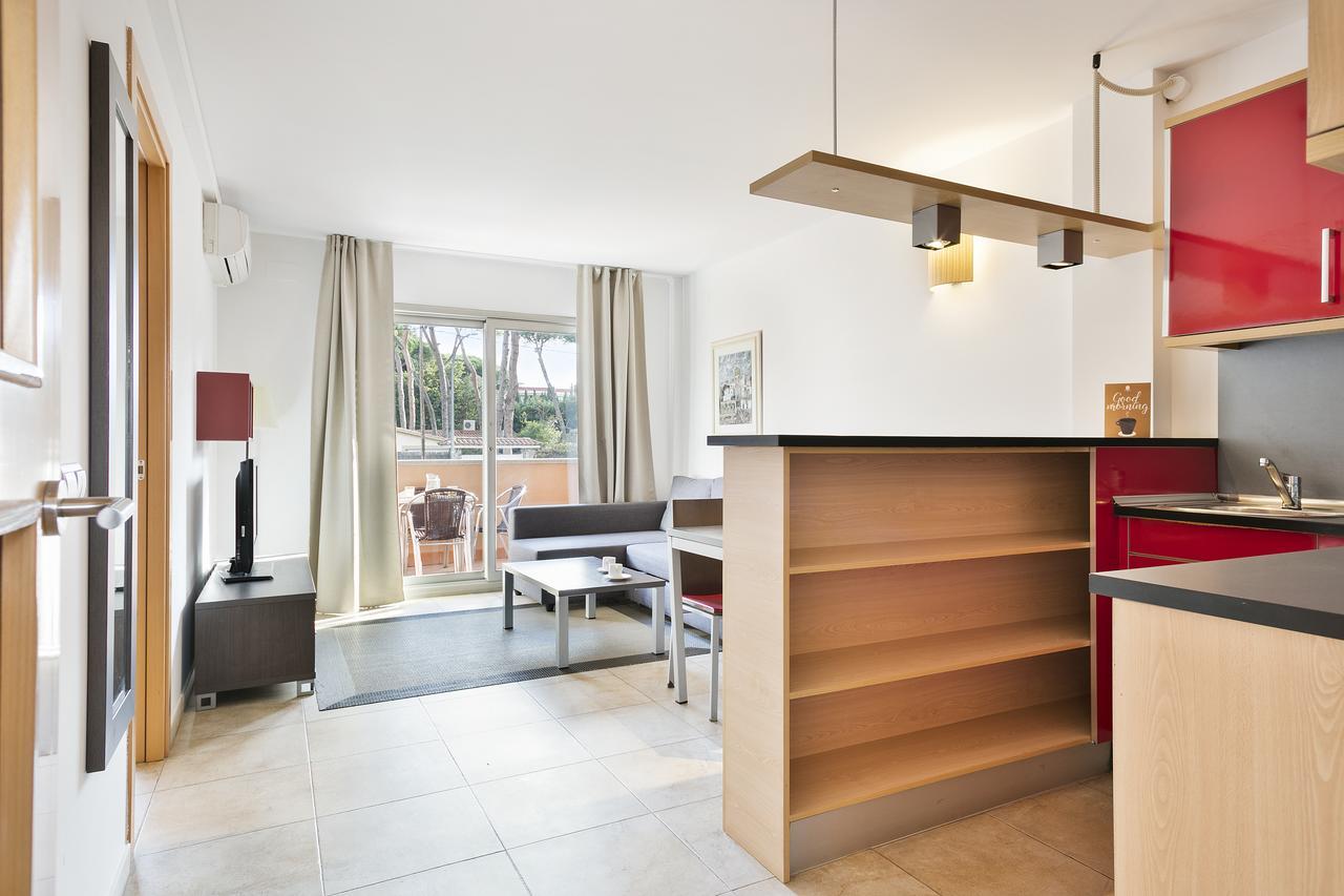 Aparthotel Bardon Castelldefels Kültér fotó
